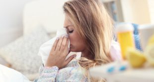 Kobieta z katarem leczy przeziębienie