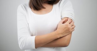 Kobieta drapiąca się w ramię